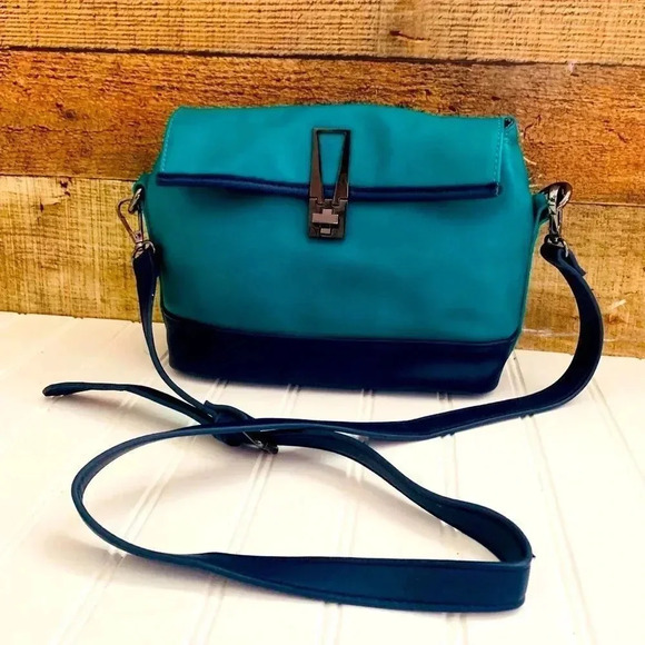 Danielle Nicole Purse  - Picture 1 of 7